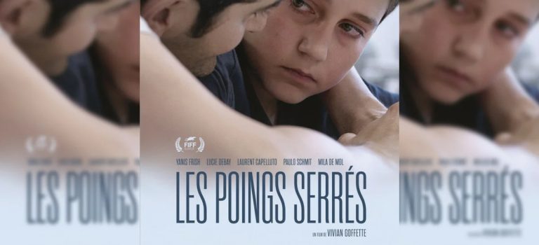 Les poings serrés